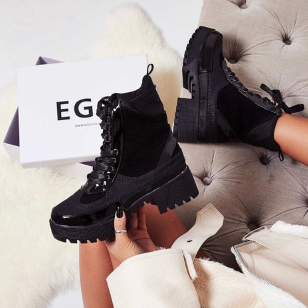 Commander chunky lace up boots in black